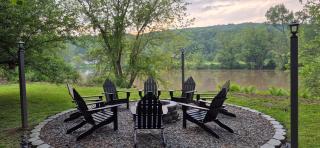 Charming 3-BR Riverside country farmhouse Retreat Huge Yard & Fire Pit - - 0