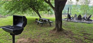 Charming 3-BR Riverside country farmhouse Retreat Huge Yard & Fire Pit - - 1