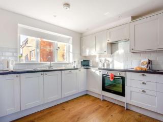 3 Bed in Newport 90245 - Newport - 5