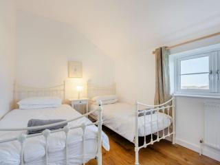 3 Bed in Newport 90245 - Newport - 1
