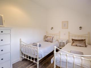 4 Bed in Newport 90251 - Newport - 6