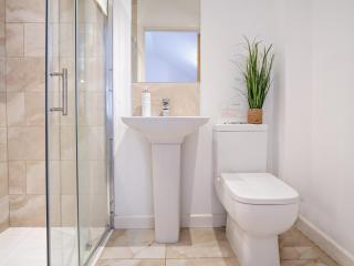 4 Bed in Newport 90251 - Newport - 2
