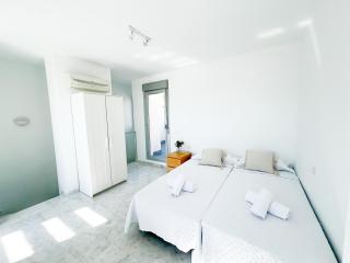 Family Apartment with sea views, pool & internet - 3