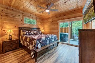 Cottontail Cottage 2BR Cabin Flat Entry Hot Tub across from Dollywood w fireworks views - Pigeon Forge - 1