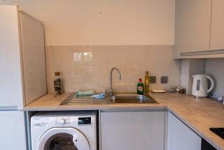 Kingston Centre Location 2-Bed Flat Sleeps 5 - 9