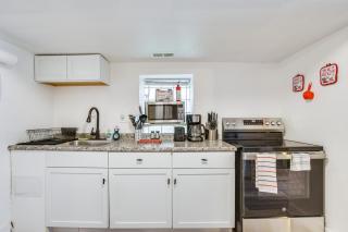 3 Mi to Jackson Park Cozy Couples Getaway with Yard - Chicago - 9