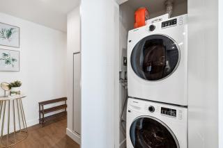 AQUA Corner Unit w Balcony and Amazing View #614 - 7