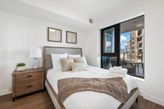 AQUA Corner Unit w Balcony and Amazing View #614 - 8