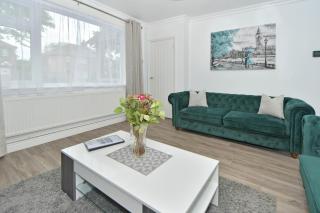 Polaris House - sleeps 6, driveway, garden - Crewe - 2