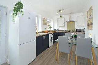 Polaris House - sleeps 6, driveway, garden - Crewe - 6
