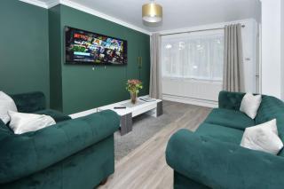 Polaris House - sleeps 6, driveway, garden - Crewe - 1