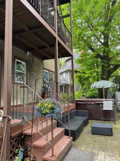 Peaceful 3BR w Porches Wi-Fi Near Hospitals - Brookline - 0