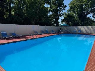 Charming 2br 2b In Elkins Park, Parking, Pool - Willow Grove - 2