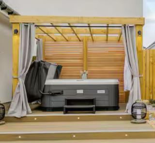 Hot Tub - Garden Oasis - Stylish Stay - Perth - 9