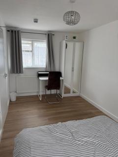 Modern double bed - Central Dartford - Dartford - 8
