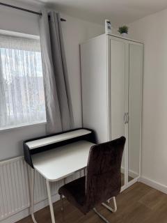 Modern double bed - Central Dartford - Dartford - 7