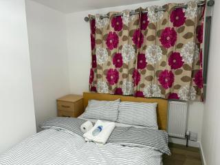 Modern double bed - Central Dartford - 6