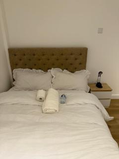 Modern double bed - Central Dartford - Dartford - 1