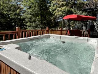 Pocono Chalet Towamensing with Hot Tub Lake and Pool - 6