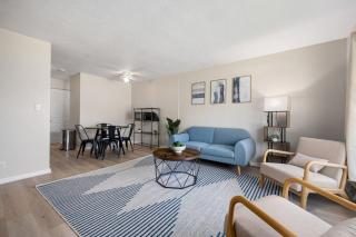 Blue Haven at Hines | Stylish 2BD Stay | Peoria Heights - 9