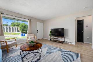 Blue Haven at Hines | Stylish 2BD Stay | Peoria Heights - 5