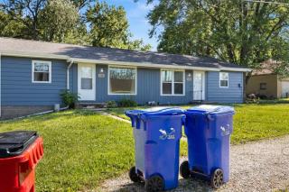 Blue Haven at Hines | Stylish 2BD Stay | Peoria Heights - 3