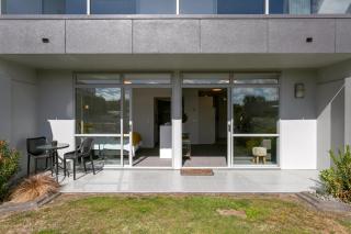 Lakeside Gem - Your Modern Retreat - 4