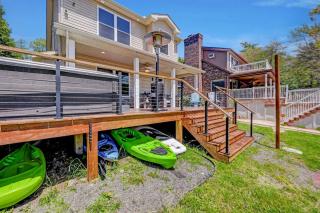 Lakefront home with kayaks fire pit hot tub and walk to restaurants and bars - Lake Harmony - 9