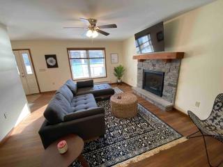 Lakefront home with kayaks fire pit hot tub and walk to restaurants and bars - 1