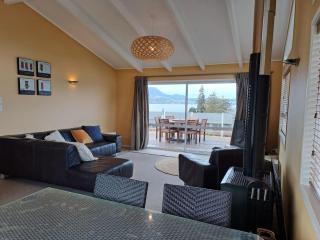 Bay Views on Isobel Modern home in a great location - 7