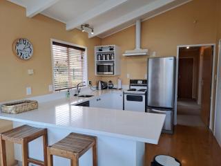 Bay Views on Isobel Modern home in a great location - 2