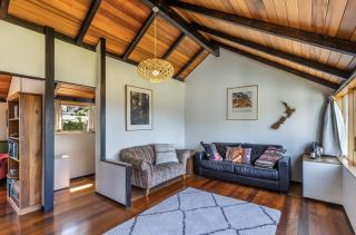 Henry Hill Cottage - The quintessential Kiwi bach - 4