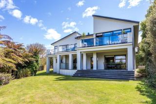 Riverside Villa - Spacious home in a stunning location - 9