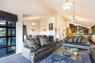 Riverside Villa - Spacious home in a stunning location - 2