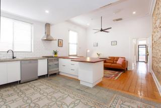 Stone and Timber Heritage Retreat on South Terrace - Fremantle - 7