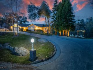 Yosemite Bass Lake VIEWS, 2 Homes, Games, Hot Tub - Coarsegold - 3