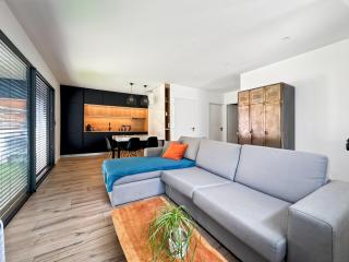 Modern 2 bedroom house, sleeps up to 6 - 9