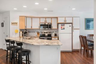 Lake Hideaway - Waterfront Condo with Resort Perks - Kimberling City - 8