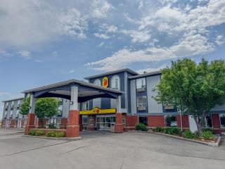 Super 8 by Wyndham High River AB - High River - 0