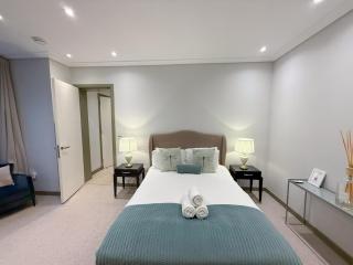 Luxurious 3-Bedroom & 3 Bathroom flat with Indoor fireplace and patio in central Mayfair - London - 3