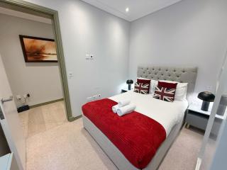 Luxurious 3-Bedroom & 3 Bathroom flat with Indoor fireplace and patio in central Mayfair - London - 1