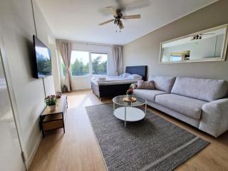 Cozy top-floor studio near the travel center and downtown, with AC and Wi-Fi - 8