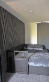 Modern and stylish 3 bedroom 2 bathroom west end house with Free WiFi and parking - - 2