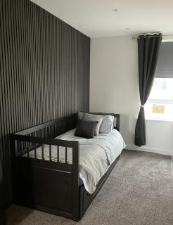 Modern and stylish 3 bedroom 2 bathroom west end house with Free WiFi and parking - - 3