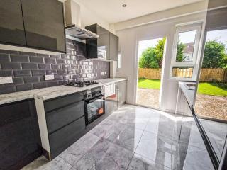 Modern and stylish 3 bedroom 2 bathroom west end house with Free WiFi and parking - - 0