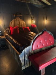 Crimson Hollow with private hot tub - Hastings - 4