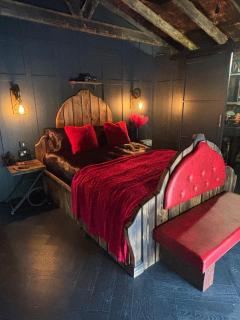 Crimson Hollow with private hot tub - Hastings - 2