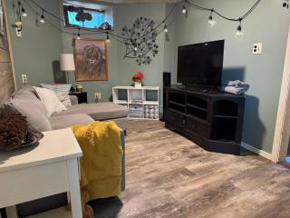 Cozy 1BR Private Unit w Patio Parking - Brookline - 0