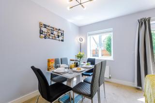 Relax in Style at Wedgwood House 3 BR Home with Garden & Parking - 7