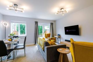 Relax in Style at Wedgwood House 3 BR Home with Garden & Parking - 2